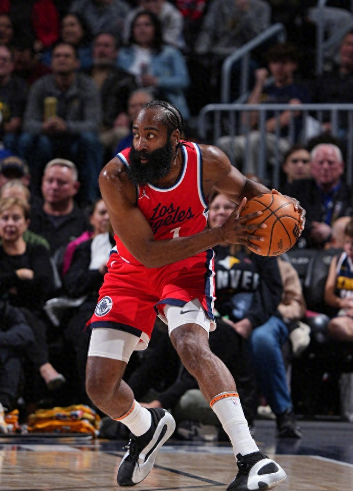 足协杯抢七大战对决在即！密尔沃基雄鹿演练定位球，洛杉矶快船密集防守应对的简单介绍