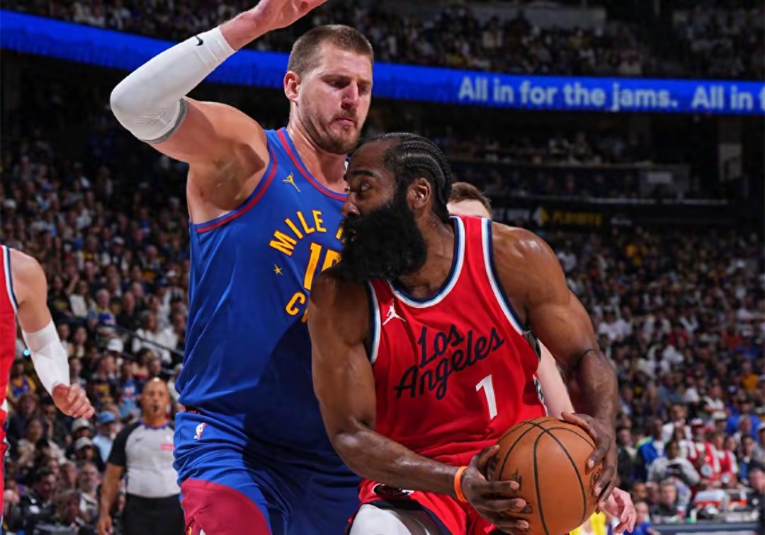 足协杯抢七大战对决在即！密尔沃基雄鹿演练定位球，洛杉矶快船密集防守应对的简单介绍